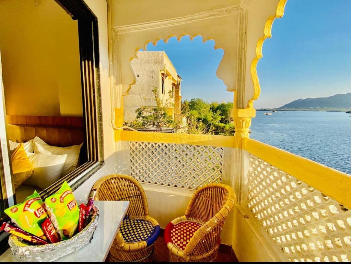 Vallabhgarh A Lake Facing Balcony Udaipur Eksteriør billede