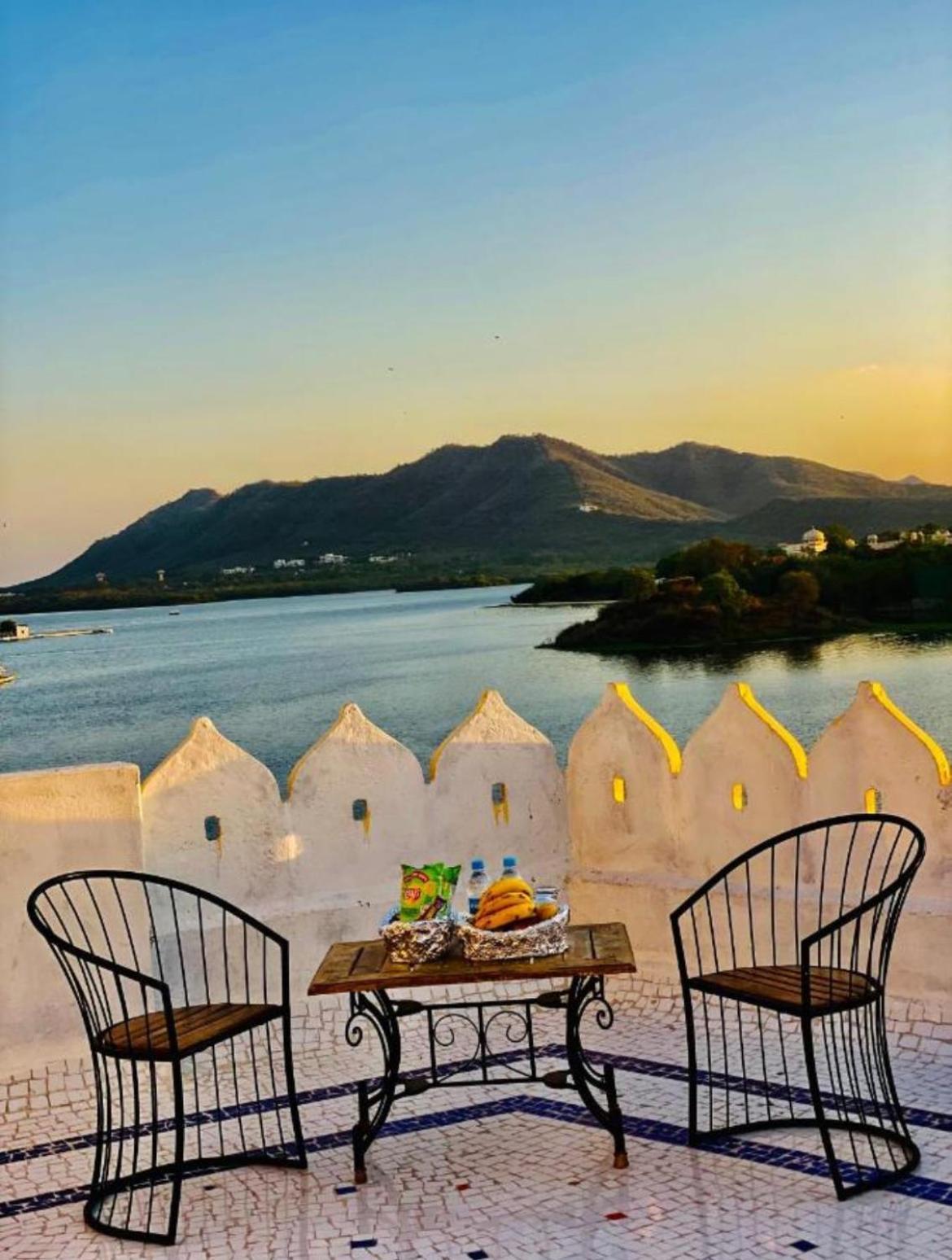 Vallabhgarh A Lake Facing Balcony Udaipur Eksteriør billede