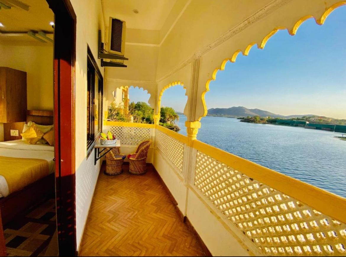 Vallabhgarh A Lake Facing Balcony Udaipur Eksteriør billede