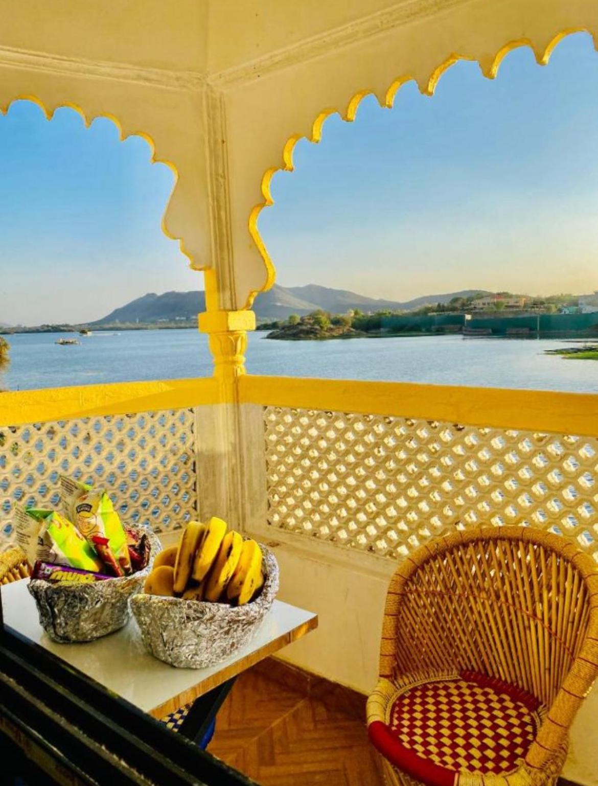 Vallabhgarh A Lake Facing Balcony Udaipur Eksteriør billede